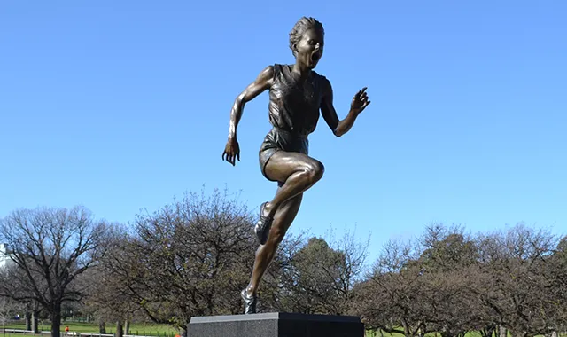 DSC_0001_BettyCuthbertStatue_ImageCard.webp