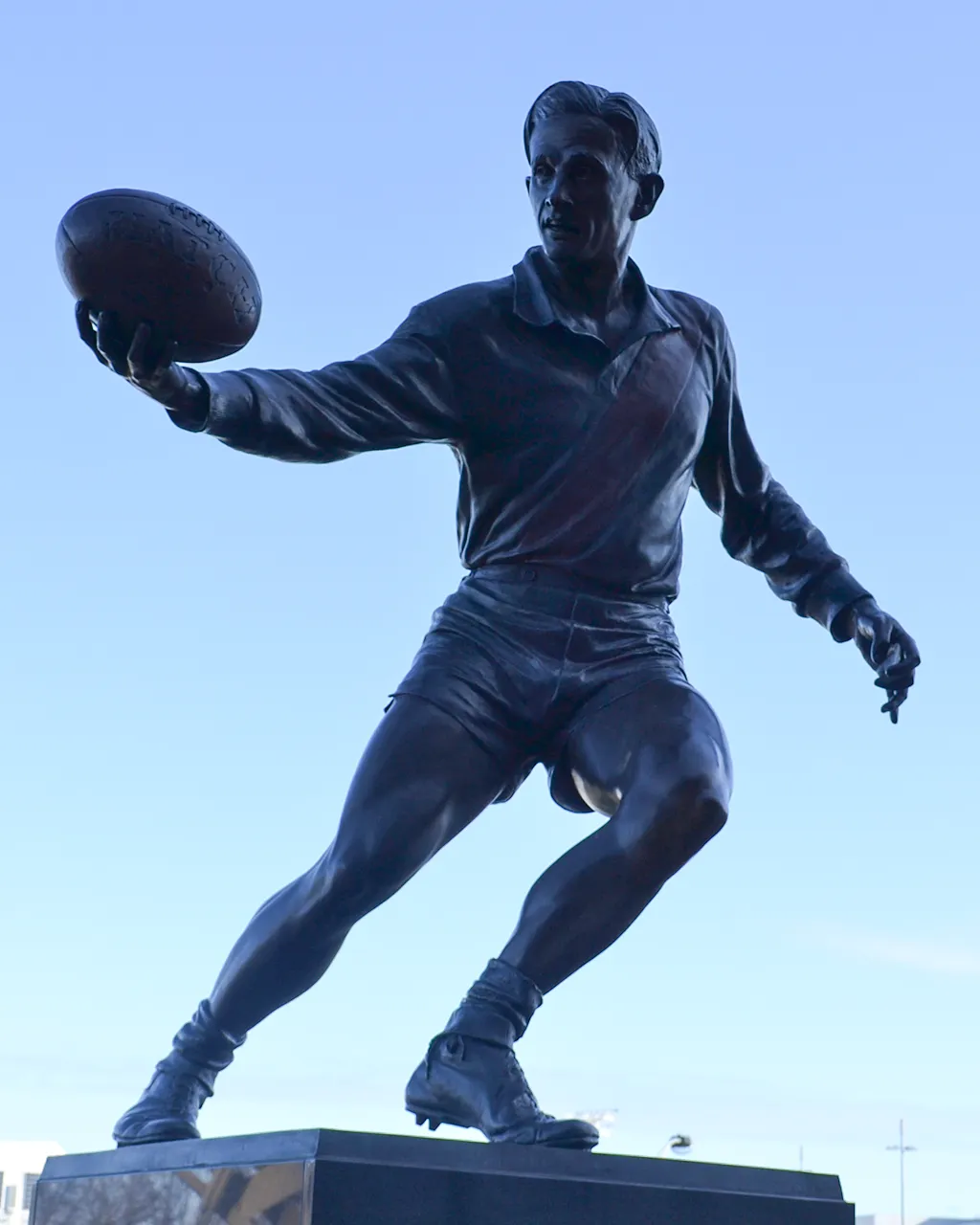 DSC_0039_DickReynoldsStatue_TextWithImage_Desktop.webp