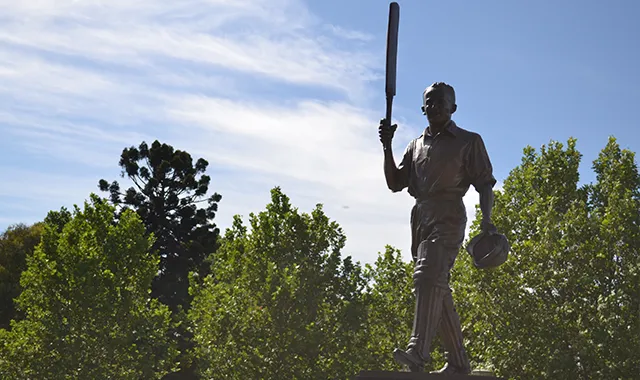 DSC_0154_DonBradmanStatue_ImageCard.webp