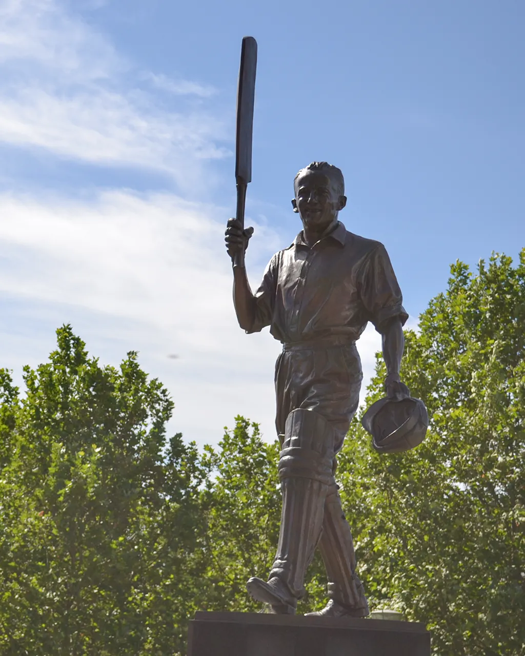 DSC_0154_DonBradmanStatue_TextWithImage_Desktop.webp