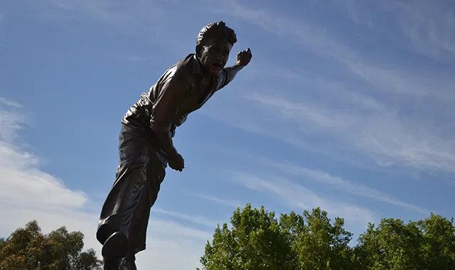 DSC_0149_KeithMillerStatue_ImageCard.webp
