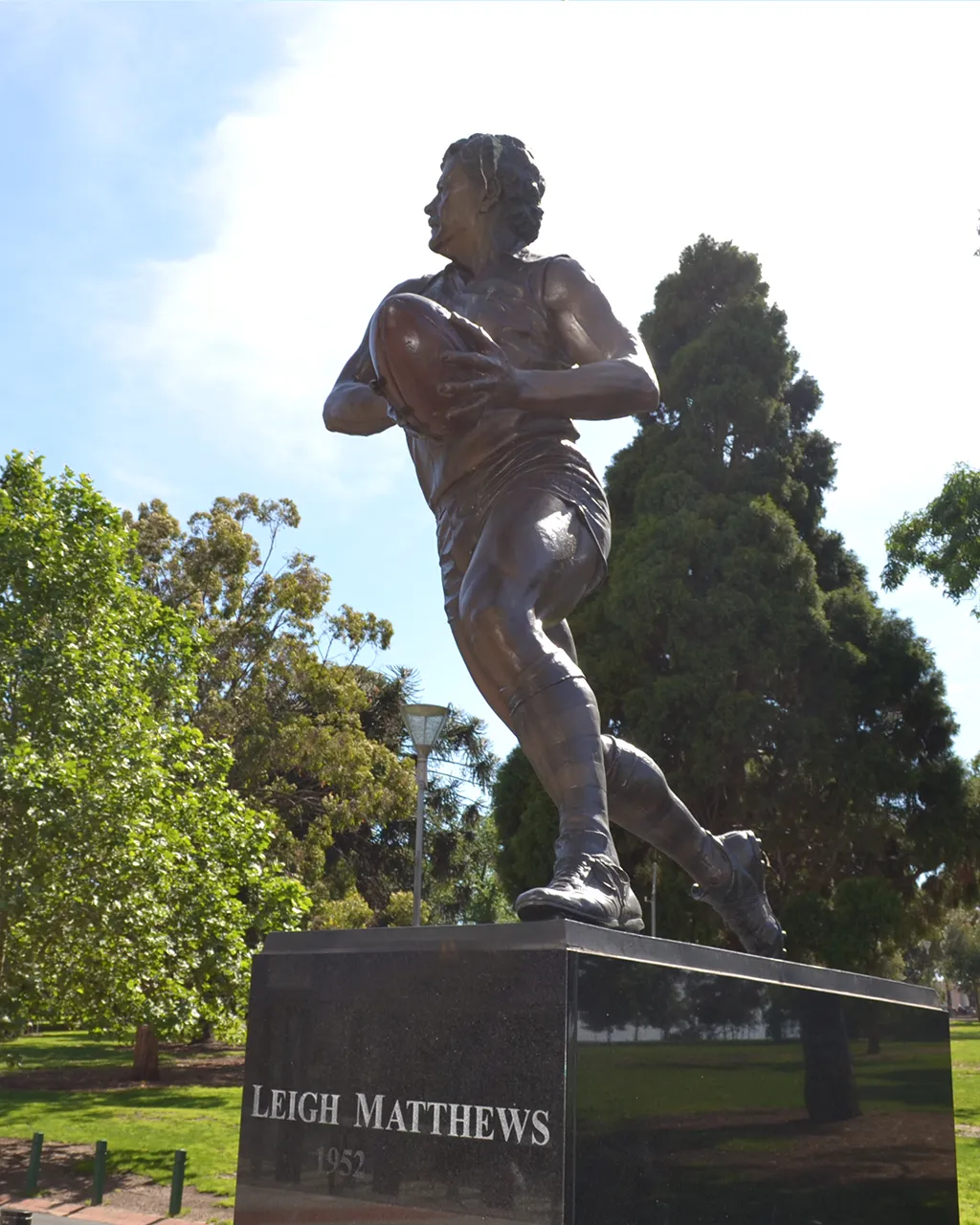 DSC_0158 (2)_LeighMatthewsStatue_TextWithImage_Desktop.webp