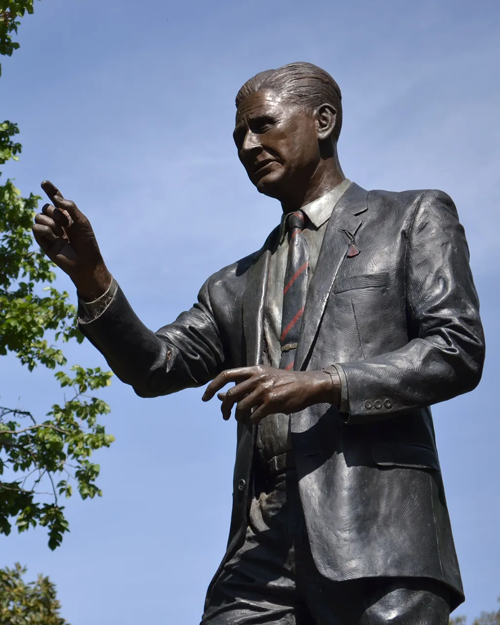 DSC_0180_NormSmithStatue_TextWithImage_Desktop.webp