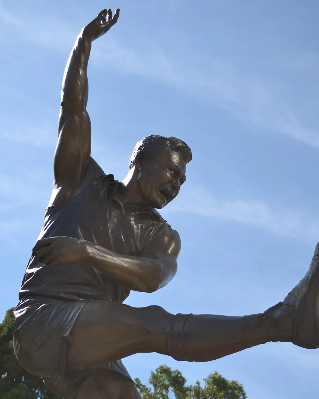 DSC_0163 (2)_RonBarassiStatue_TextWithImage_Desktop1.webp
